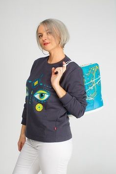 Grey sweatshirt with eyes of deer
